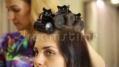 在美容院的时间。 年轻女子在美容院，理发师给漂亮模特做发型